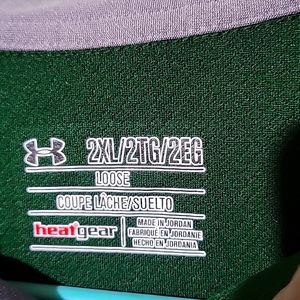 Men's 2XL under armor heat gear loose fitting Pole shirt.